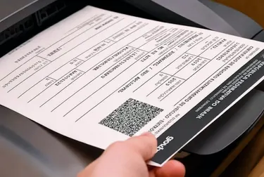Despachante exibindo documentos impressos de veículo em Toledo.